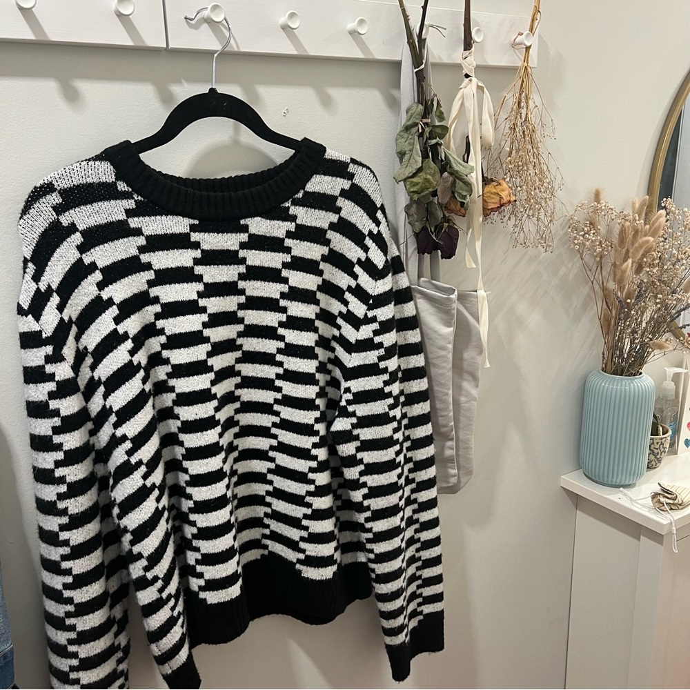 Lisa Says Gah Black & White Sweater